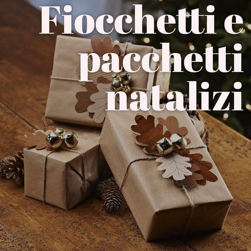 Fiocchetti e pacchetti natalizi