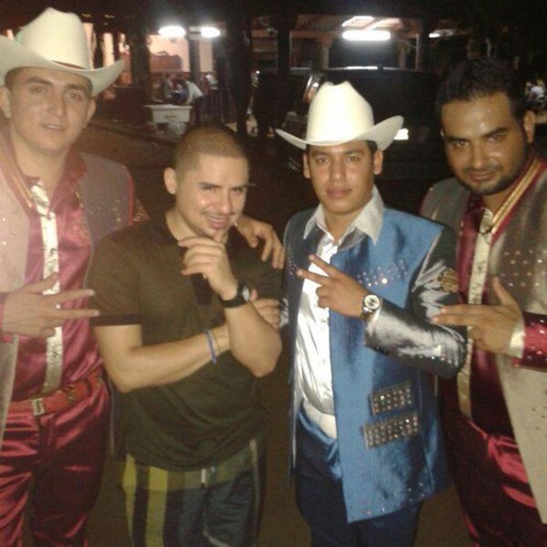 Regalo Caro (feat. Larry Hernandez & Hijos De Barron)