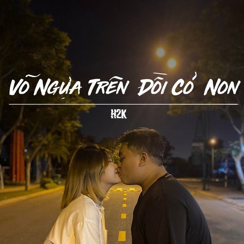 Vó Ngựa Trên Đồi Cỏ Non