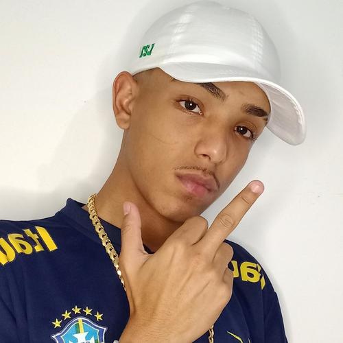 ELA FALA QUE TE AMA E DA PRO SEU AMIGO (Explicit)