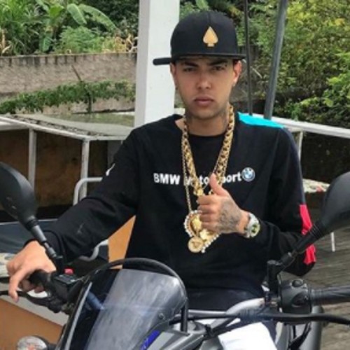 Ela Ta Fumando Um Chá Com A Seda Rosa (feat. Mc Nandinho & Mc Saci) [Explicit]