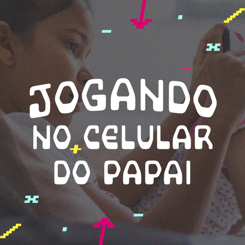 Jogando no celular do papai