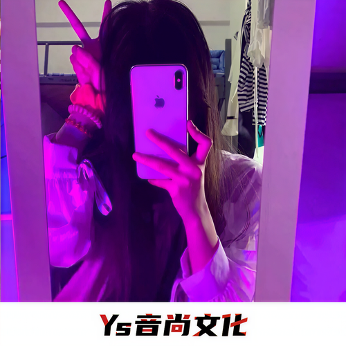 举镜子的女孩