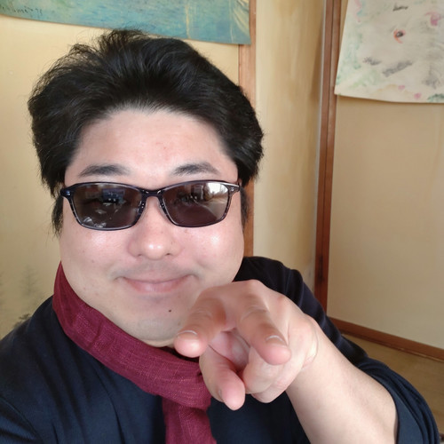 巨大な悪に立ち向かう＜微笑＞