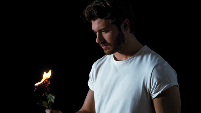 Martin Garrix&David Guetta&Jamie Scott&Romy Dya《So Far Away》